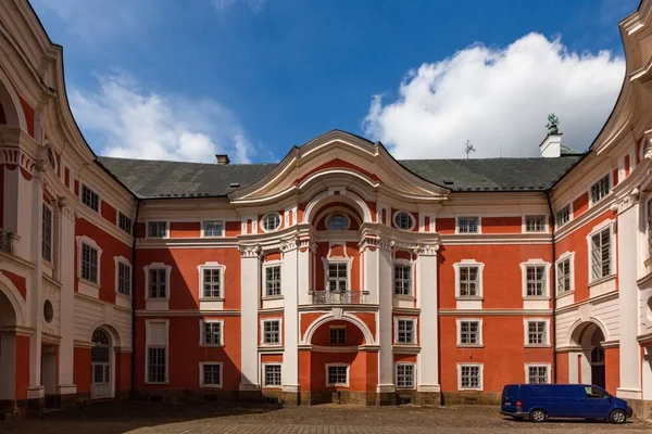 Broumov Tschechien Juni 2020 Innenhof Des Berühmten Benediktinerklosters Mit Roter — Stockfoto
