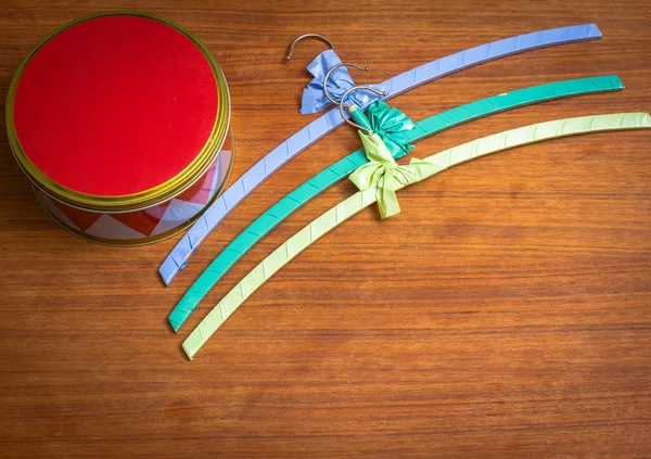 Harlequin box with colourful hangers — Stockfoto