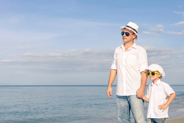 Padre e figlio che giocano sulla spiaggia durante il giorno . — Foto Stock