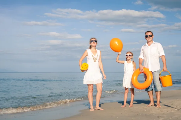 Glückliche Familie, die tagsüber am Strand spielt. — Stockfoto