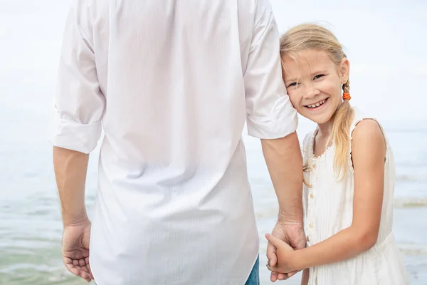 Vater und Tochter spielen tagsüber am Strand. — Stockfoto