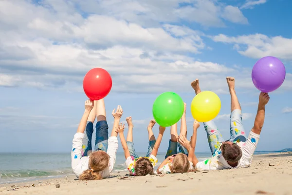 Bonne famille jouant sur la plage le jour . — Photo