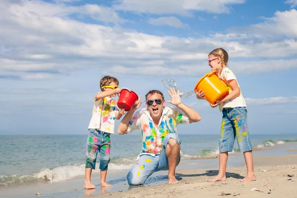 Батько і діти грають на пляжі в день . — стокове фото
