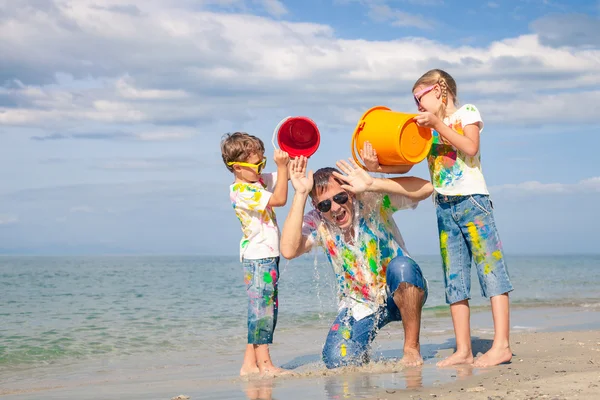 Ojciec i dzieci bawiące się na plaży w czasie dnia. — Zdjęcie stockowe