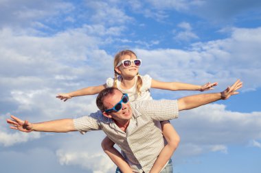 Baba ve kızı gün anda parkta oynamak.