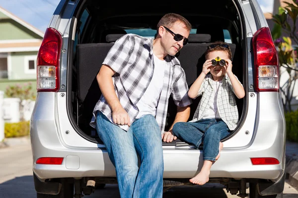 Heureux père et fils se préparent pour un voyage sur la route par une journée ensoleillée . — Photo