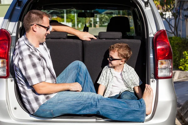 Glücklicher Vater und Sohn machen sich bereit für einen Roadtrip an einem sonnigen Tag. — Stockfoto