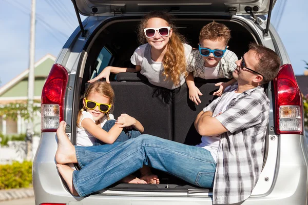 Ευτυχισμένη οικογένεια ετοιμάζεται για το οδικό ταξίδι σε μια ηλιόλουστη ημέρα. — Φωτογραφία Αρχείου