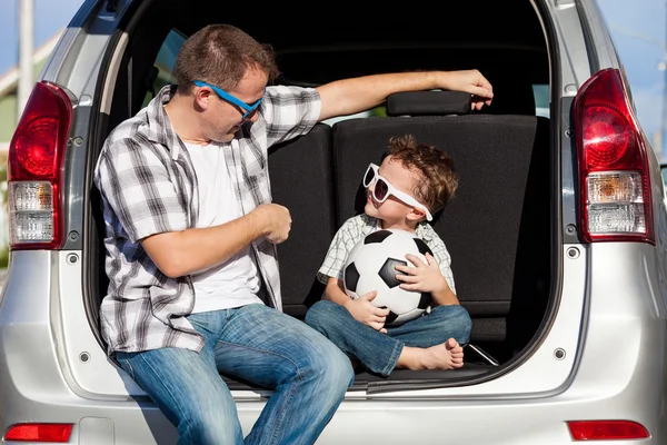 Buon padre e figlio che si preparano per un viaggio in una giornata di sole . — Foto Stock