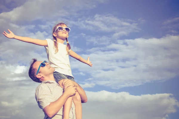 Far och dotter började spela i parken med dagen. — Stockfoto