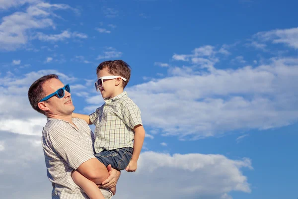 Vader en zoon spelen in het park op het moment van de dag. — Stockfoto