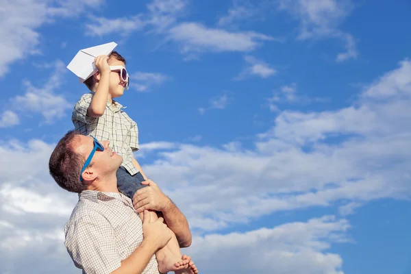 Far och son började spela i parken med dagen. — Stockfoto