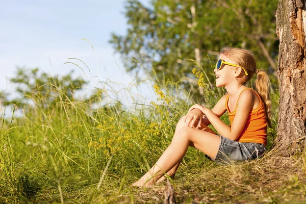 Porträt eines schönen jungen Mädchens mit Wildblumen im Park — Stockfoto