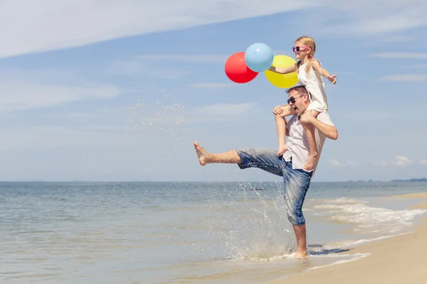 Батько і дочка грають на пляжі в той час . — стокове фото