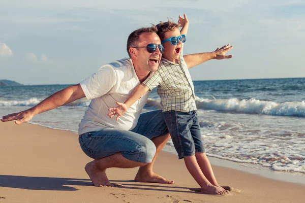 Baba ve oğul plaj gün anda oynamak. — Stok fotoğraf