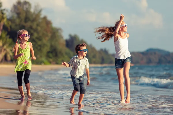 快乐的孩子们在沙滩上打了一天时间. — 图库照片