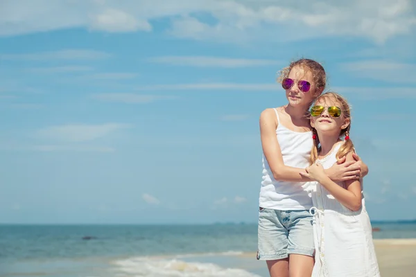 Bambini felici che giocano sulla spiaggia durante il giorno . — Foto Stock