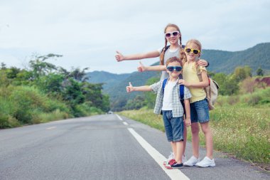 Mutlu çocuk gün zaman yolda yürürken. 