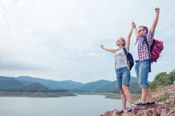 Familia feliz de pie cerca del lago durante el día . — Foto de Stock