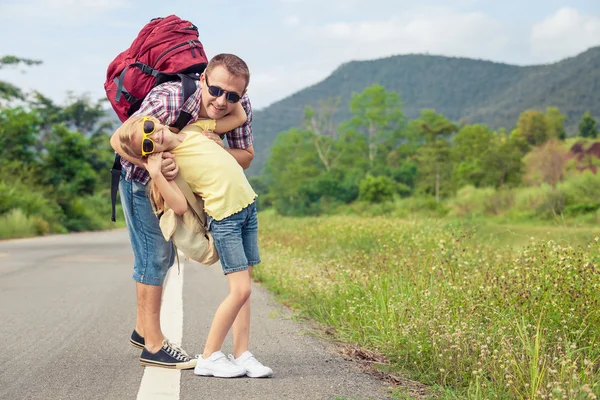 Far och dotter går på vägen på dagarna. — Stockfoto