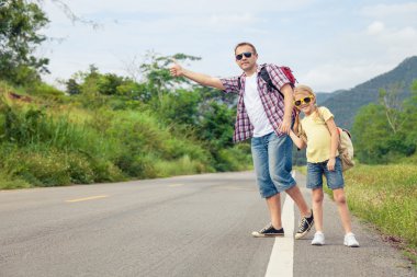 Baba ve kızı gün zaman yolda yürürken.