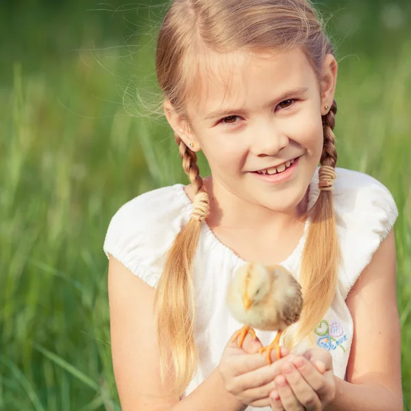 Porträt eines kleinen Mädchens mit Küken. — Stockfoto