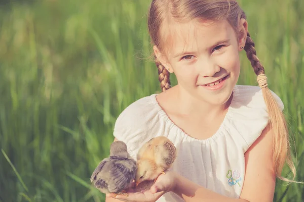 Portrait of little girl with chick. — Stock Photo, Image