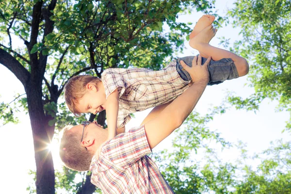 Pai e filho brincando no parque na hora do dia . — Fotografia de Stock