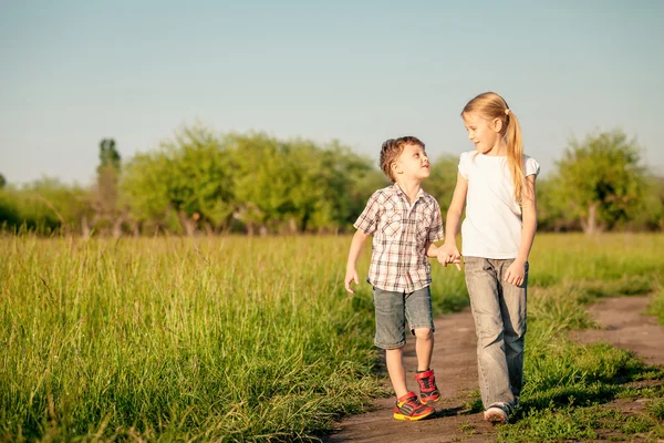 Duas crianças felizes brincando na estrada — Fotografia de Stock