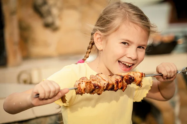 Niewiele piękne, uśmiechnięte dziewczyny jedzenie kebab — Zdjęcie stockowe