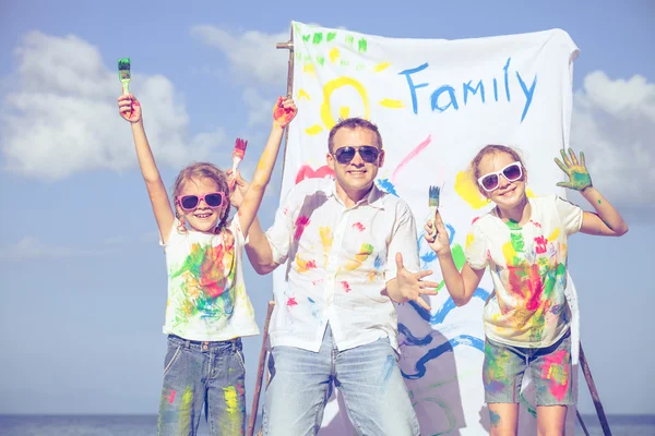 Padre e figli che giocano sulla spiaggia durante il giorno . — Foto Stock