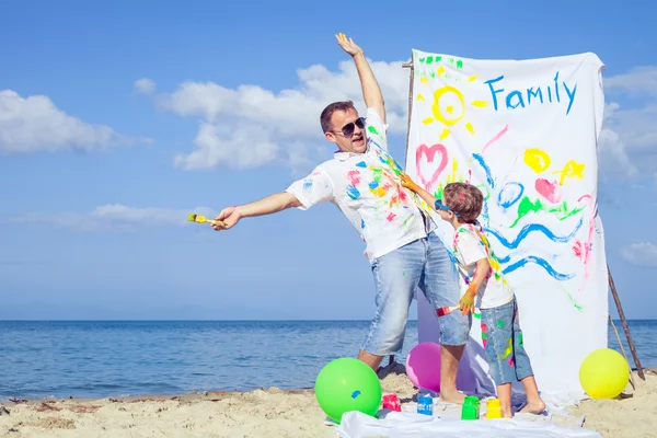 Padre e figlio che giocano sulla spiaggia durante il giorno . — Foto Stock