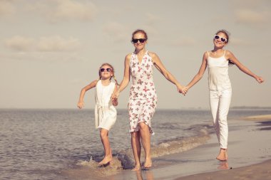 Anne ve çocuk kumsalda gün anda oynamak.