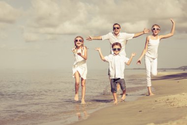 Baba ve çocuk kumsalda gün anda oynamak.