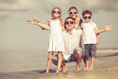 Baba ve çocuk kumsalda gün anda oynamak.