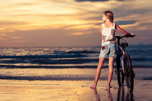 Glückliches Teenie-Mädchen am Strand bei Sonnenuntergang — Stockfoto