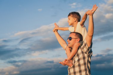 Baba ve oğul plaj gün anda oynamak.
