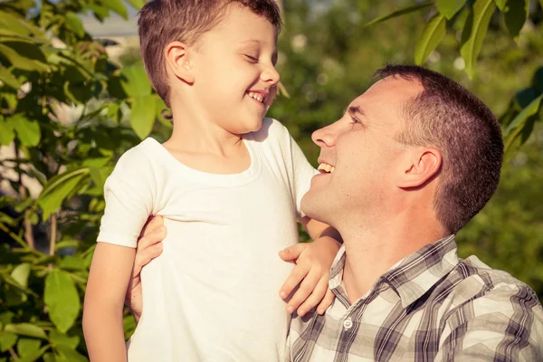 Padre e figlio che giocano al parco durante il giorno . — Foto Stock