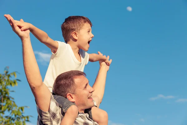 Vader en zoon spelen in het park op het moment van de dag. — Stockfoto