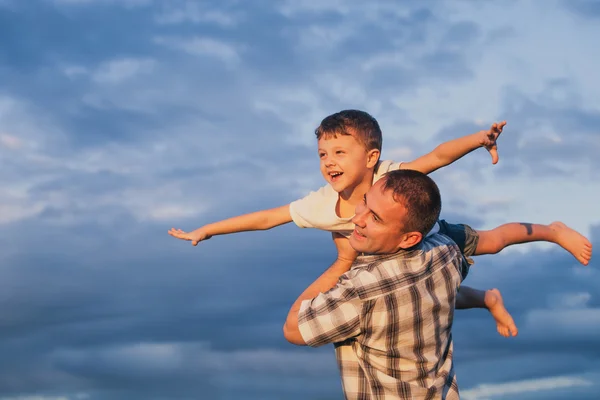 Vater und Sohn spielen tagsüber am Strand. — Stockfoto