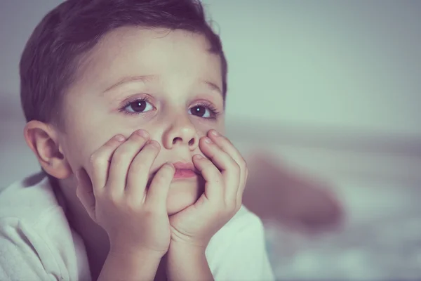 Retrato de niño triste —  Fotos de Stock