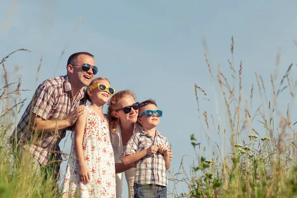 Famiglia felice che cammina sul campo di giorno . — Foto Stock