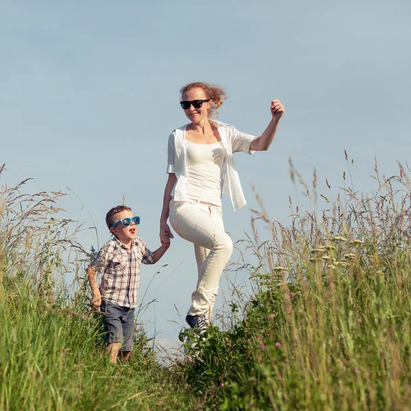 Madre e figlio che giocano al parco durante il giorno . — Foto Stock