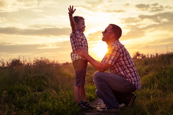 Padre e hijo jugando en el parque al atardecer . — Foto de Stock