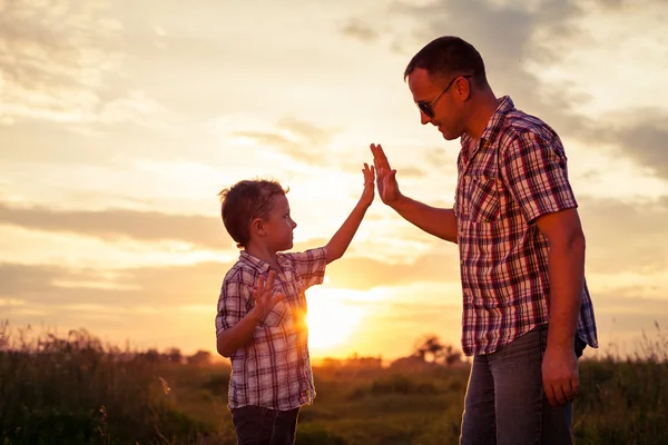 Padre e figlio che giocano al parco al tramonto . — Foto Stock