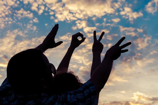 Liefde gebarentaal op de zonsondergang keer — Stockfoto