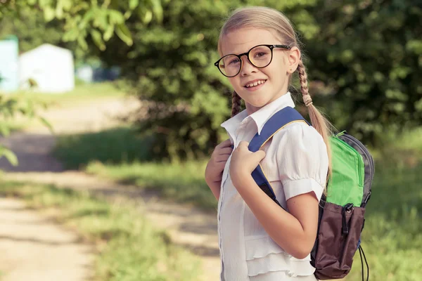 Sonriente niño en un uniforme escolar contra un árbol en —  Fotos de Stock