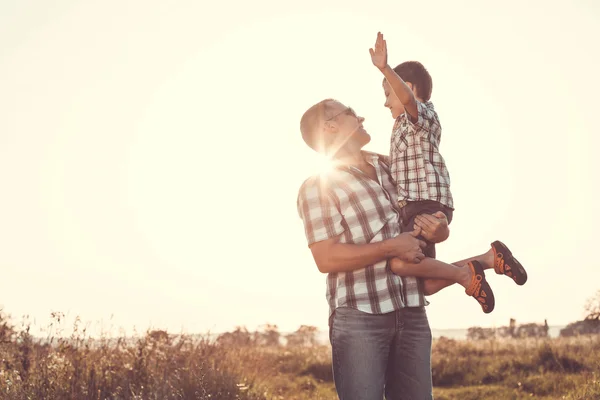 Père et fils jouant dans le parc au coucher du soleil . — Photo