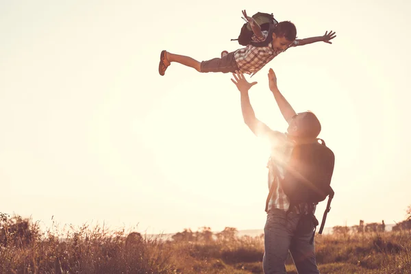 Padre e hijo jugando en el parque al atardecer . — Foto de Stock