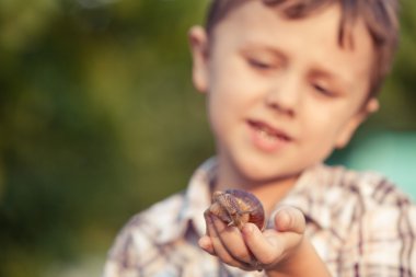 Mutlu çocuk gün anda sahada oynamak.